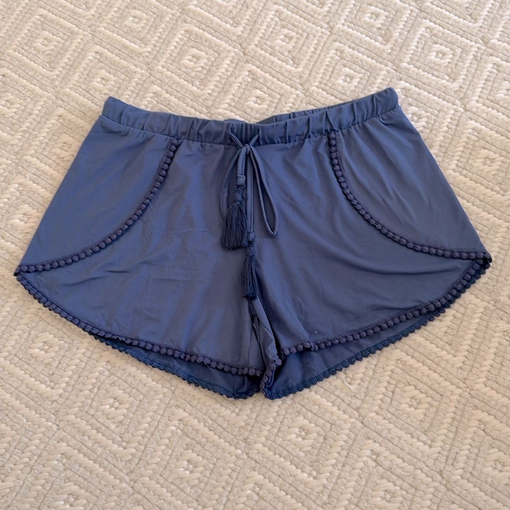 Junior girl’s dusty blue shorts, size large